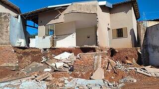 Fam&iacute;lia filma momento em que muro de casa cai ap&oacute;s manh&atilde; de obras no vizinho