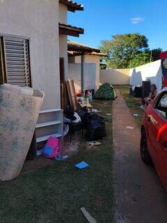 Família filma momento em que muro de casa cai após manhã de obras no vizinho Família filma momento em que muro de casa cai após manhã de obras no vizinho