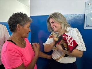 Galinha vira amiga, usa fralda, blusa do Flamengo e at&eacute; dorme na cama