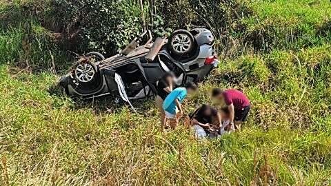 Motorista morre preso &agrave;s ferragens ap&oacute;s carro bater de frente em caminhonete