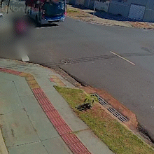 Motociclista fura preferencial e fica desacordado ao ser atingido por &ocirc;nibus 