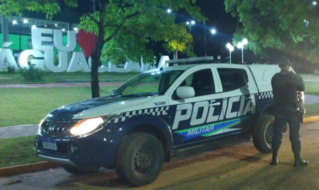 Homem &eacute; baleado ap&oacute;s tentar desarmar policial durante abordagem 