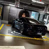 Motorista de Porsche ignora sinalização e atravessa carro em vaga de deficiente