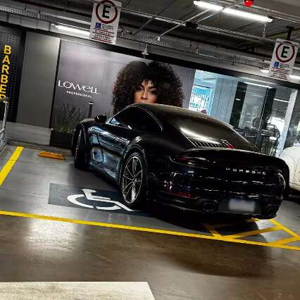 Motorista de Porsche ignora sinalização e atravessa carro em vaga de deficiente