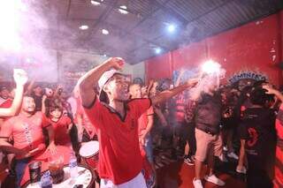 Torcedores comemoram a virada do Flamengo sobre o Chelsea no Super Mundial