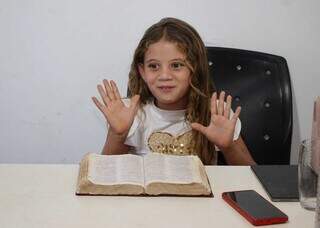 Aos 10 anos, Aline &eacute; pregadora mirim com 44 mil seguidores no Instagram