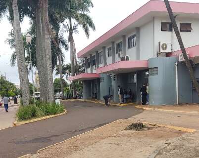 Mulher &eacute; encontrada ca&iacute;da ao lado de moto na madrugada e morre no hospital