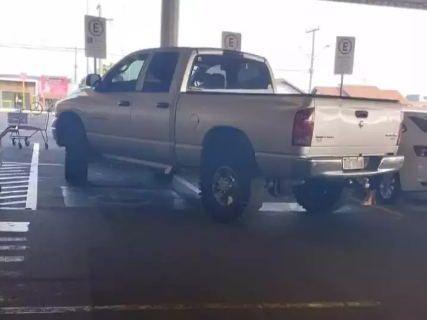 Leitor flagra caminhonete ocupando 2 vagas em estacionamento de mercado