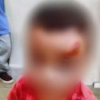 Monitora é flagrada agredindo crianças em creche Monitora é flagrada agredindo crianças em creche