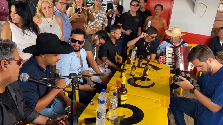 Bar vira 'palco da sorte' para artistas após sucesso de Hugo e Guilherme