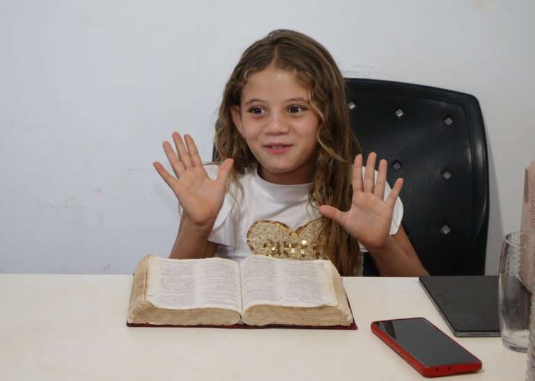 Aos 10 anos, Aline é pregadora mirim com 44 mil seguidores no Instagram