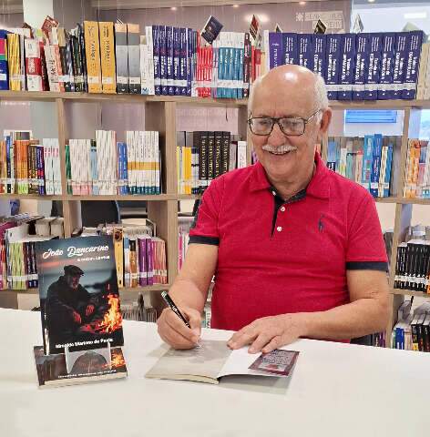 Ap&oacute;s 50 anos sonhando, Idroaldo tomou coragem para lan&ccedil;ar 1&ordm; livro
