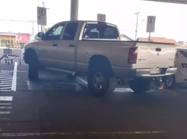 Leitor flagra caminhonete ocupando 2 vagas em estacionamento de mercado
