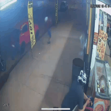 Policial troca tiros com suspeitos e jovem &eacute; baleado com seis tiros