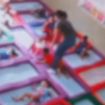 Monitora &eacute; flagrada agredindo crian&ccedil;as em creche 