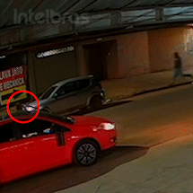 C&acirc;mera flagra momento em que policial civil &agrave; paisana reage a tiroteio 