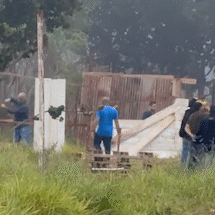 Emha derruba barracos de invasores que protestavam contra obra em &aacute;rea p&uacute;blica