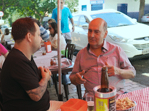 Chef descomplica gastronomia campo-grandense rodando a cidade