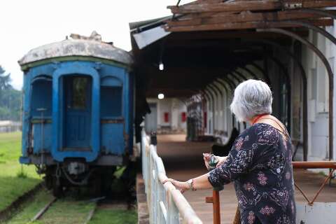 &quot;Eu vivi essa &eacute;poca&quot;: moradores lembram chegada do trem durante passeio