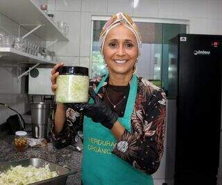 Há 5 anos, Neuza transforma alimentos com fermentação milenar