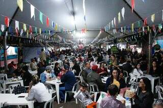 Casal festeiro viu quermesse virar evento para 70 mil pessoas