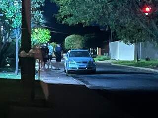 Grupo &eacute; flagrado fazendo cavalo de pau em terreno no Bairro Vilas Boas