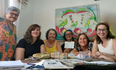 Cansadas da mesmice, amigas criam arte com materiais recicl&aacute;veis 