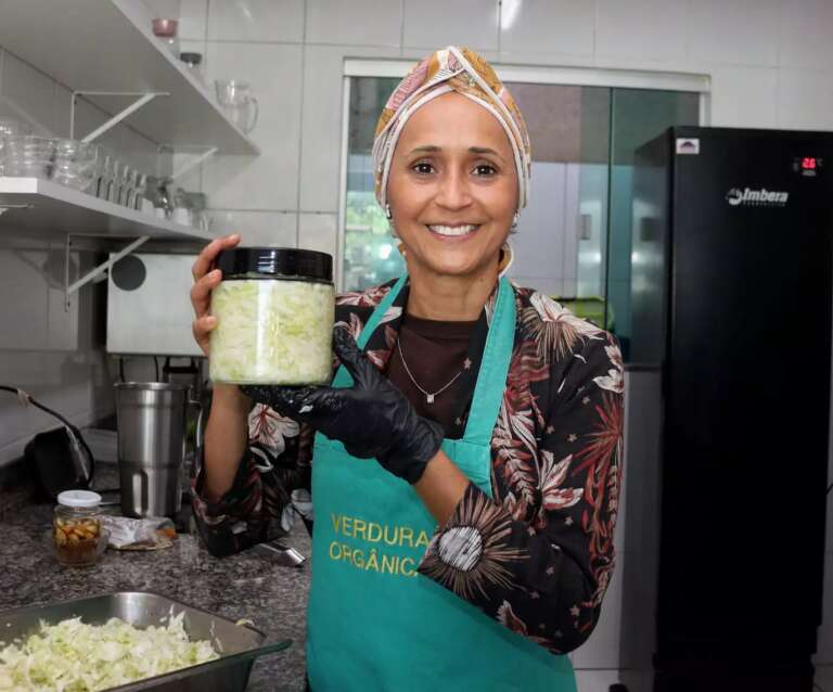 Há 5 anos, Neuza transforma alimentos com fermentação milenar