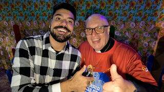 Até Padre aderiu aos memes para promover quarto Arraiá da paróquia