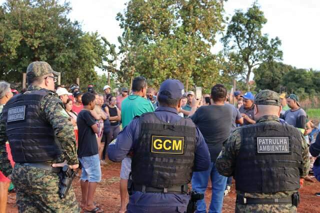 Ap&oacute;s tens&atilde;o e bombas, ocupantes de &aacute;rea e prefeitura fazem acordo tempor&aacute;rio 