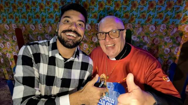 At&eacute; Padre aderiu aos memes para promover quarto Arrai&aacute; da par&oacute;quia