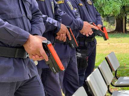 Contra viol&ecirc;ncia dom&eacute;stica, guarda compra 52 armas de choque por meio milh&atilde;o
