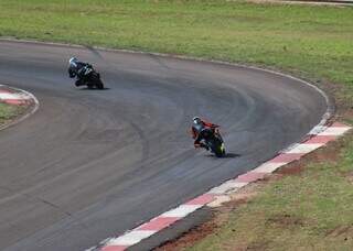 Pilotos voam baixo e agitam o p&uacute;blico em etapa de motovelocidade na Capital