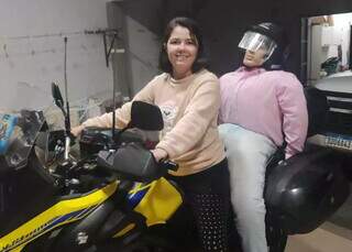 Isabella faz marido reborn e percorre 2 mil km com ele na garupa Isabella faz marido reborn e percorre 2 mil km com ele na garupa
