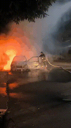 Motorista sente cheiro de queimado e tem ve&iacute;culo destru&iacute;do por inc&ecirc;ndio 