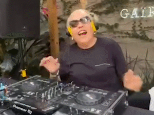 Aos 80 anos, Elle&aacute; decidiu se tornar DJ e j&aacute; tem agenda cheia de eventos