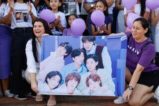 Com arara e capivara, F&atilde;s de BTS se emocionam com outdoor na Capital 