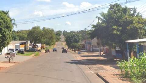 Dupla em carro dispara mais de 10 vezes e desafeto &eacute; atingido por 3 tiros