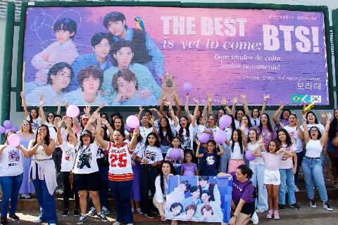 Com arara e capivara, F&atilde;s de BTS se emocionam com outdoor na Capital 