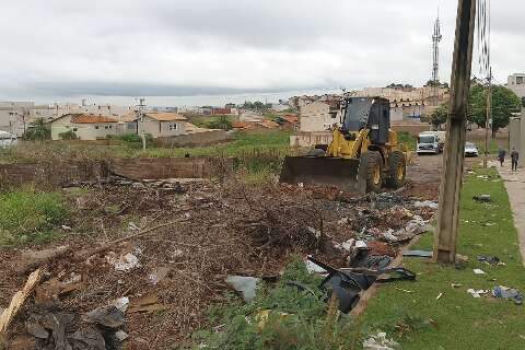Ap&oacute;s reportagem, prefeitura inicia limpeza de ruas bloqueadas por entulhos