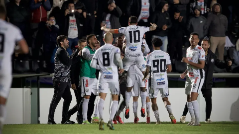 Segunda divis&atilde;o tem l&iacute;der derrotado e gol decisivo nos acr&eacute;scimos