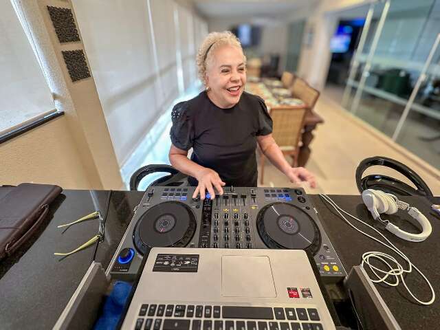 Aos 80 anos, Elle&aacute; decidiu se tornar DJ e j&aacute; tem agenda cheia de eventos