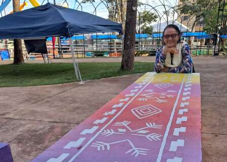 Artista leva cores e cultura guarani &agrave; principal pra&ccedil;a de Ponta Por&atilde;