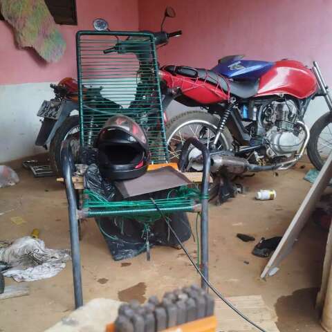Pol&iacute;cia fecha oficina clandestina usada para adulterar motocicletas roubadas