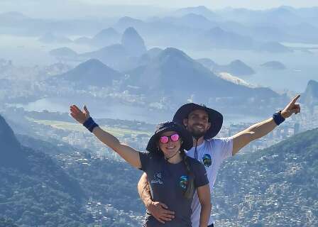 Juntos 24 horas por dia, casal desafia o mito de que a rotina mata o amor