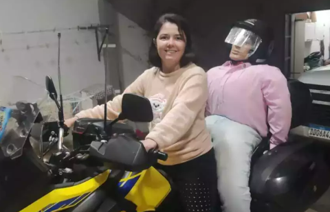 Isabella faz marido reborn e percorre 2 mil km com ele na garupa