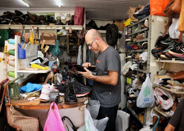 Pedro fez de tudo, mas se viu feliz consertando sapatos em cub&iacute;culo