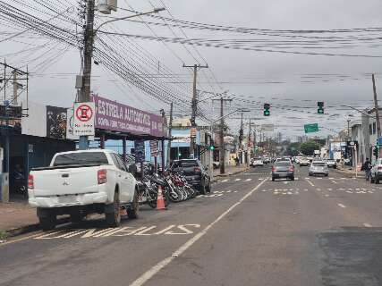 Pode estacionar? Faixa de &ocirc;nibus &agrave; esquerda causa confus&atilde;o na Av. Bandeirantes
