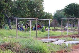 Grupo que invadiu área comparece à Emha, mas recusa cadastramento habitacional Grupo que invadiu área comparece à Emha, mas recusa cadastramento habitacional