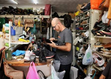 Pedro fez de tudo, mas se viu feliz consertando sapatos em cub&iacute;culo